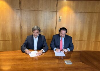 OLACDE firma acuerdo de cooperación con ADELAT para profundizar el rol de la distribución eléctrica como actor clave de la transición energética en Latinoamérica