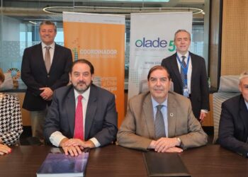 Coordinador Eléctrico Nacional de Chile y La Organización Latinoamericana y Caribeña de Energía (OLACDE) firman acuerdo de cooperación.